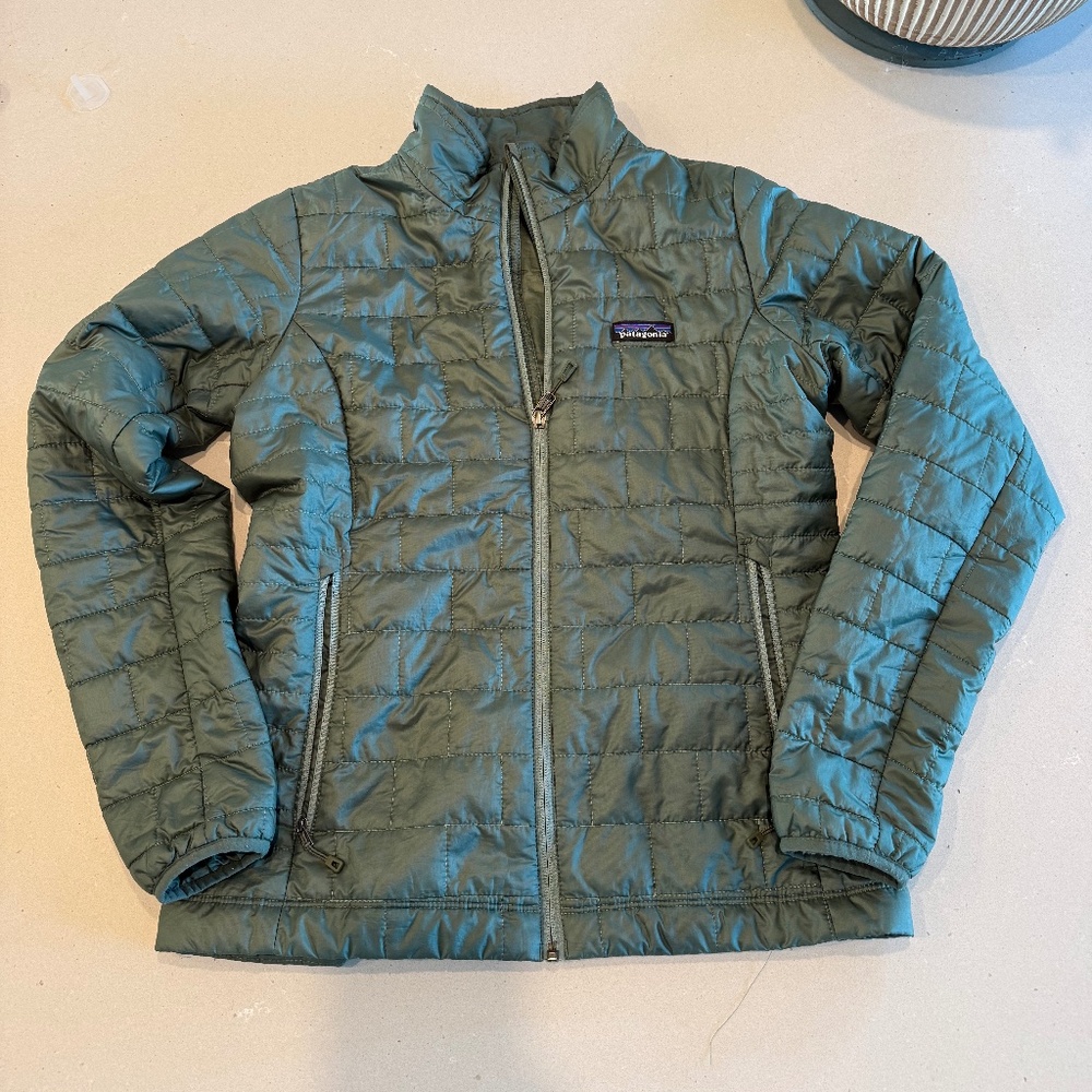 Patagonia women’s nano puff jacket (S)